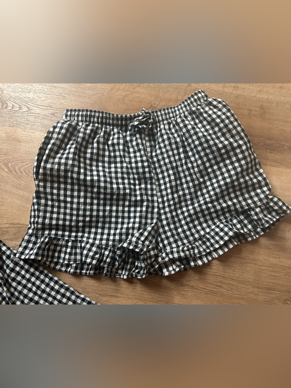 Women's Black & White Gingham Ruffle Short Pajama Set - Picture 4 of 5